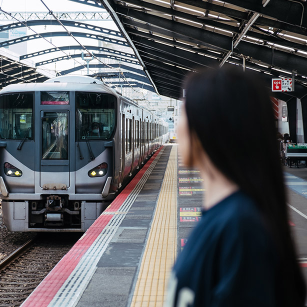 電車を待つ人