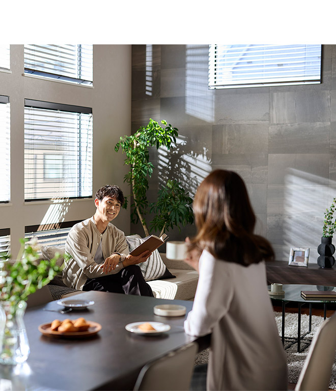 ゆとりある広さのLDKでくつろぎ会話する夫婦
